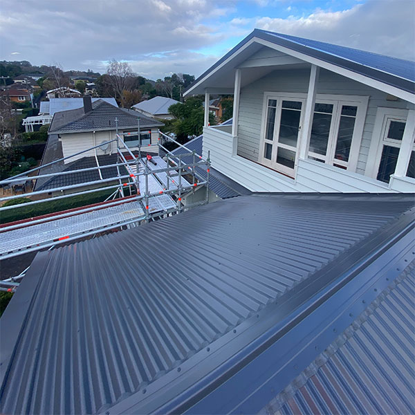 reroofing-specialist-in-auckland-working-on-roof-in-auckland